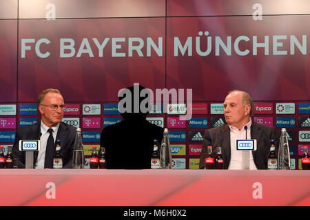 Munich, Allemagne. 08Th Mar, 2018. FC Bayern veut annoncer nouvel entraîneur bientôt. Thomas Tuchel, Paulo Fonseca ou Christian Streich ? La question de l'entraîneur du FC Bayern de Munich a fait face à l'Allemagne de football pendant des mois. Selon un journaliste, elle pourrait être répondu en mars. PHOTOMONTAGE. Fonction, border motif : FC Bayern emblème du club, club crest sur le mur vidéo à l'Allianz Arena. Test match Bayern Munich SG Sonnenhof Grossaspach, Soccer 1.Bundesliga, 1.liga, le 09/01/2018. Utilisée dans le monde entier : dpa Crédit / Alamy Live News Banque D'Images