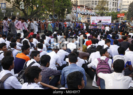 Dhaka, Bangladesh. 4e Mar, 2018. Autre groupe d'étudiants appelé protester contre couteau attaque sur Prof Muhammaed Zafar Iqbal à Shahbag. Credit : Md. Mehedi Hasan/ZUMA/Alamy Fil Live News Banque D'Images