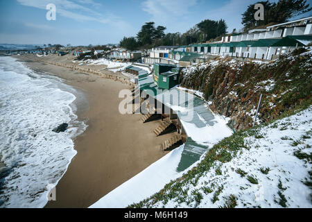 Après que les effets de la tempête Emma est perçue dans le village balnéaire de Abersoch, avec des amoncellements de neige, le vent, la neige sur la plage et un port bloqué. Banque D'Images