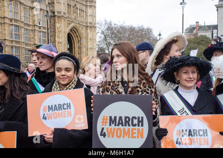 London, UK, 04/03/2018 Femmes4mars Soins mars à Londres à l'appui des femmes. Credit : JOHNNY ARMSTEAD/Alamy Live News Banque D'Images