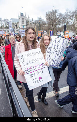 London, UK, 04/03/2018 Femmes4mars Soins mars à Londres à l'appui des femmes. Credit : JOHNNY ARMSTEAD/Alamy Live News Banque D'Images