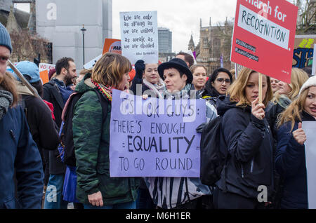 London, UK, 04/03/2018 Femmes4mars Soins mars à Londres à l'appui des femmes. Credit : JOHNNY ARMSTEAD/Alamy Live News Banque D'Images