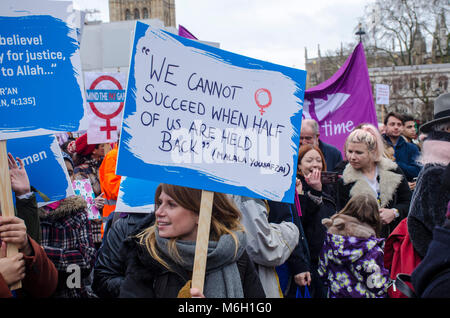 London, UK, 04/03/2018 Femmes4mars Soins mars à Londres à l'appui des femmes. Credit : JOHNNY ARMSTEAD/Alamy Live News Banque D'Images