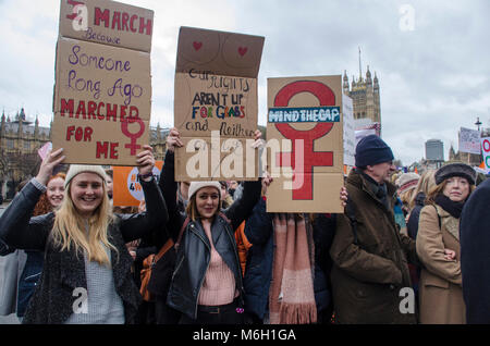 London, UK, 04/03/2018 Femmes4mars Soins mars à Londres à l'appui des femmes. Credit : JOHNNY ARMSTEAD/Alamy Live News Banque D'Images