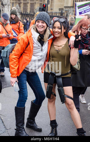 London, UK, 04/03/2018 Femmes4mars Soins mars à Londres à l'appui des femmes. Credit : JOHNNY ARMSTEAD/Alamy Live News Banque D'Images