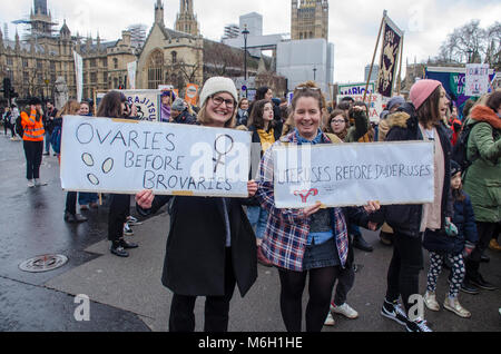 London, UK, 04/03/2018 Femmes4mars Soins mars à Londres à l'appui des femmes. Credit : JOHNNY ARMSTEAD/Alamy Live News Banque D'Images