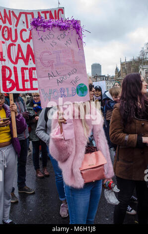 London, UK, 04/03/2018 Femmes4mars Soins mars à Londres à l'appui des femmes. Credit : JOHNNY ARMSTEAD/Alamy Live News Banque D'Images