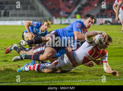 Dimanche 4 mars 2018, totalement méchants, stade St Helens, Angleterre ; Betfred Super League, St Helens rugby contre Salford Red Devils ; St Helens Louie McCarthy-Scarsbrook va au-dessus d'un crédit d'essayer : Nouvelles Images/Alamy Live News Banque D'Images