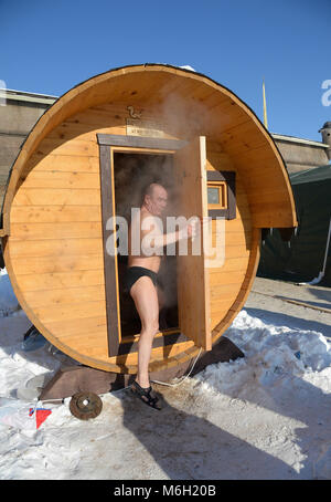 Saint-pétersbourg, Russie. 4e Mar, 2018. La Russie, Saint-Pétersbourg, le 4 mars 2018. Des concours de fans de natation hivernale &qCup de big big Nof 2018" sur la plage de bea Peter ter et Paul Fortress in Petersburg.urg. Le programme a fourni des distances de 25, 50, 100 et 200 m, par différents styles de natation, dans six catégories d'âge (âge des participants de 12 à 78 ans). Plus de 140 nageurs de 12 pays du monde et 15 régions de la Russie participent à chauffe. (Photo : Andreï Pronin/Fotoarena) Crédit : Foto Arena LTDA/Alamy Live News Banque D'Images