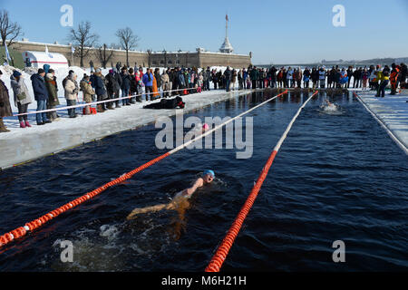 Saint-pétersbourg, Russie. 4e Mar, 2018. La Russie, Saint-Pétersbourg, le 4 mars 2018. Des concours de fans de natation hivernale "Tasse de grande Neva de 2018" sur la plage de la forteresse Pierre et Paul à Saint-Peturg. Le programme a providevided distances de 25, 50, 100 et 200 m, par différents styles de natation, dans six catégories d'âge (âge des participants de 12 à 78 ans). Plus de 140 nageurs de 12 pays du monde et 15 régions de la Russie participent à chauffe. (Photo : Andreï Pronin/Fotoarena) Crédit : Foto Arena LTDA/Alamy Live News Banque D'Images