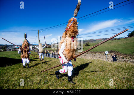 Valdesoto, Espagne. 4 mars, 2018. Sidros, un masque traditionnel de Valdesoto (Asturies, Espagne), au cours d'Mazcaraes Iviernu, d'un masque ibérique Festival célébré le 4 mars 2018 dans Valdesoto, Asturias, Espagne. Masques Masques ibériques ou d'hiver sont les festivals traditionnels de certaines ville de Portugal et au nord de l'Espagne liées aux cultes celtiques, où les gens sont déguisés avec des masques et des peaux et des chiffons. ©david Gato/Alamy Live News Banque D'Images