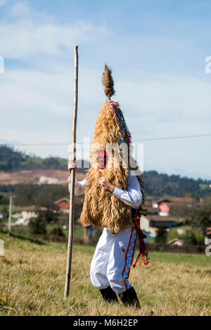 Valdesoto, Espagne. 4 mars, 2018. Un sidro, un masque traditionnel de Valdesoto (Asturies, Espagne), au cours d'Mazcaraes Iviernu, d'un masque ibérique Festival célébré le 4 mars 2018 dans Valdesoto, Asturias, Espagne. Masques Masques ibériques ou d'hiver sont les festivals traditionnels de certaines ville de Portugal et au nord de l'Espagne liées aux cultes celtiques, où les gens sont déguisés avec des masques et des peaux et des chiffons. ©david Gato/Alamy Live News Banque D'Images