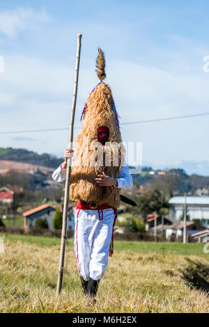 Valdesoto, Espagne. 4 mars, 2018. Un sidro, un masque traditionnel de Valdesoto (Asturies, Espagne), au cours d'Mazcaraes Iviernu, d'un masque ibérique Festival célébré le 4 mars 2018 dans Valdesoto, Asturias, Espagne. Masques Masques ibériques ou d'hiver sont les festivals traditionnels de certaines ville de Portugal et au nord de l'Espagne liées aux cultes celtiques, où les gens sont déguisés avec des masques et des peaux et des chiffons. ©david Gato/Alamy Live News Banque D'Images