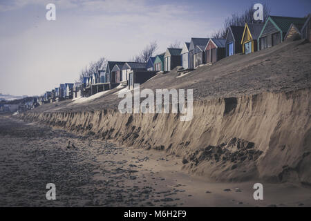 Après que les effets de la tempête Emma est perçue dans le village balnéaire de Abersoch, avec des amoncellements de neige, le vent, la neige sur la plage et un port bloqué. Banque D'Images
