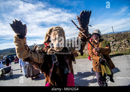 Valdesoto, Espagne. 4 mars, 2018. Un mazcaritu, un masque traditionnel d'Oviedo (Asturies, Espagne), au cours d'Mazcaraes Iviernu, d'un masque ibérique Festival célébré le 4 mars 2018 dans Valdesoto, Asturias, Espagne. Masques Masques ibériques ou d'hiver sont les festivals traditionnels de certaines ville de Portugal et au nord de l'Espagne liées aux cultes celtiques, où les gens sont déguisés avec des masques et des peaux et des chiffons. ©david Gato/Alamy Live News Banque D'Images