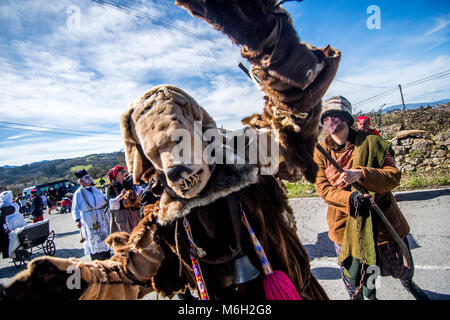 Valdesoto, Espagne. 4 mars, 2018. Un mazcaritu, un masque traditionnel d'Oviedo (Asturies, Espagne), au cours d'Mazcaraes Iviernu, d'un masque ibérique Festival célébré le 4 mars 2018 dans Valdesoto, Asturias, Espagne. Masques Masques ibériques ou d'hiver sont les festivals traditionnels de certaines ville de Portugal et au nord de l'Espagne liées aux cultes celtiques, où les gens sont déguisés avec des masques et des peaux et des chiffons. ©david Gato/Alamy Live News Banque D'Images