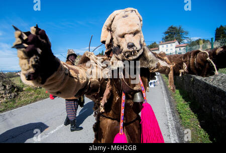 Valdesoto, Espagne. 4 mars, 2018. Un mazcaritu, un masque traditionnel d'Oviedo (Asturies, Espagne), au cours d'Mazcaraes Iviernu, d'un masque ibérique Festival célébré le 4 mars 2018 dans Valdesoto, Asturias, Espagne. Masques Masques ibériques ou d'hiver sont les festivals traditionnels de certaines ville de Portugal et au nord de l'Espagne liées aux cultes celtiques, où les gens sont déguisés avec des masques et des peaux et des chiffons. ©david Gato/Alamy Live News Banque D'Images