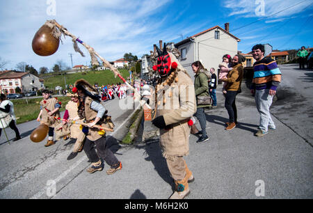 Valdesoto, Espagne. 4 mars, 2018. Un sidro, un masque traditionnel de Valdesoto (Asturies, Espagne), au cours d'Mazcaraes Iviernu, d'un masque ibérique Festival célébré le 4 mars 2018 dans Valdesoto, Asturias, Espagne. Masques Masques ibériques ou d'hiver sont les festivals traditionnels de certaines ville de Portugal et au nord de l'Espagne liées aux cultes celtiques, où les gens sont déguisés avec des masques et des peaux et des chiffons. ©david Gato/Alamy Live News Banque D'Images