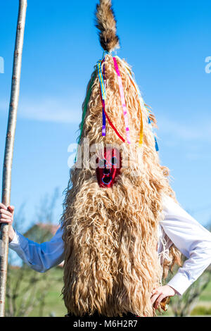 Valdesoto, Espagne. 4 mars, 2018. Un sidro, un masque traditionnel de Valdesoto (Asturies, Espagne), au cours d'Mazcaraes Iviernu, d'un masque ibérique Festival célébré le 4 mars 2018 dans Valdesoto, Asturias, Espagne. Masques Masques ibériques ou d'hiver sont les festivals traditionnels de certaines ville de Portugal et au nord de l'Espagne liées aux cultes celtiques, où les gens sont déguisés avec des masques et des peaux et des chiffons. ©david Gato/Alamy Live News Banque D'Images