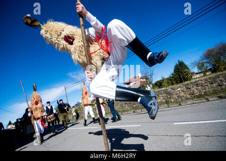 Valdesoto, Espagne. 4 mars, 2018. Un sidro, un masque traditionnel de Valdesoto (Asturies, Espagne), des sauts d'Iviernu Mazcaraes pendant, un masque ibérique Festival célébré le 4 mars 2018 dans Valdesoto, Asturias, Espagne. Masques Masques ibériques ou d'hiver sont les festivals traditionnels de certaines ville de Portugal et au nord de l'Espagne liées aux cultes celtiques, où les gens sont déguisés avec des masques et des peaux et des chiffons. ©david Gato/Alamy Live News Banque D'Images