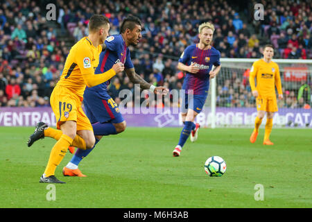 Barcelone, Espagne. 08Th Mar, 2018. Le milieu de terrain du FC Barcelone Paulinho (15) et l'Atletico Madrid defender Lucas Hernandez (19) pendant le match entre le FC Barcelone contre l'Atletico Madrid, pour la série 27 de la Liga Santander, joué au Camp Nou le 4 mars 2018 à Barcelone, Espagne. Más Información Gtres Crédit : Comuniación sur ligne, S.L./Alamy Live News Banque D'Images