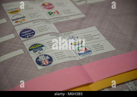 4 mars, 2018 - Turin, Italy-March 4, 2018 : Les Italiens vont aux bureaux de vote pour la primaire italienne Crédit : Stefano Guidi/ZUMA/Alamy Fil Live News Banque D'Images