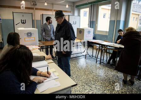 4 mars, 2018 - Turin, Italy-March 4, 2018 : Les Italiens vont aux bureaux de vote pour la primaire italienne Crédit : Stefano Guidi/ZUMA/Alamy Fil Live News Banque D'Images