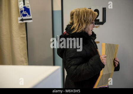 4 mars, 2018 - Turin, Italy-March 4, 2018 : Les Italiens vont aux bureaux de vote pour la primaire italienne Crédit : Stefano Guidi/ZUMA/Alamy Fil Live News Banque D'Images