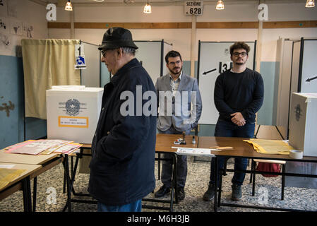 4 mars, 2018 - Turin, Italy-March 4, 2018 : Les Italiens vont aux bureaux de vote pour la primaire italienne Crédit : Stefano Guidi/ZUMA/Alamy Fil Live News Banque D'Images