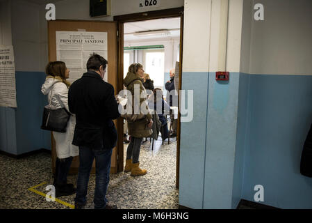 4 mars, 2018 - Turin, Italy-March 4, 2018 : Les Italiens vont aux bureaux de vote pour la primaire italienne Crédit : Stefano Guidi/ZUMA/Alamy Fil Live News Banque D'Images