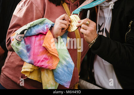 Los Angeles, Californie, USA. 3e Mar, 2018. L'olympienne Shaun White pose avec un ventilateur et sa médaille d'or au festival de Style Air Exposition Park à Los Angeles, Californie. Credit : Morgan Lieberman/ZUMA/Alamy Fil Live News Banque D'Images