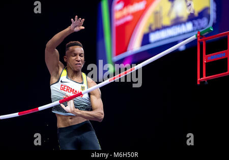 Birmingham, UK. 4e Mar, 2018. : Championnats du monde en salle. Raphael Holzdeppe l'Allemagne en compétition dans le saut à la perche. Photo : Sven Hoppe/dpa dpa : Crédit photo alliance/Alamy Live News Banque D'Images