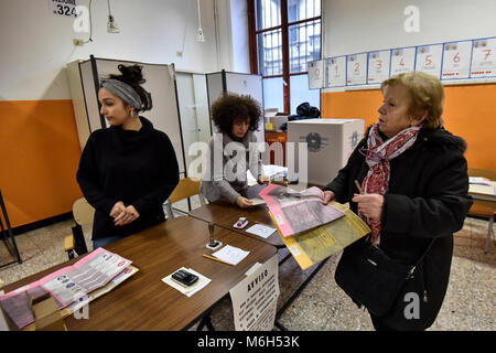 4 mars, 2018 - Turin, Italy-March 4, 2018 : Les Italiens vont aux bureaux de vote pour la primaire italienne Crédit : Stefano Guidi/ZUMA/Alamy Fil Live News Banque D'Images