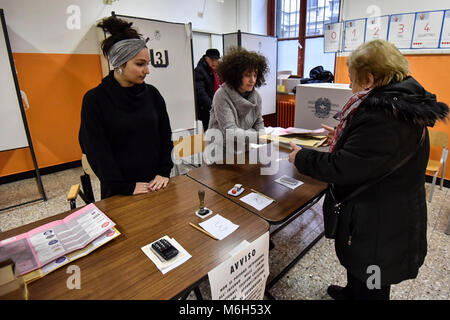 4 mars, 2018 - Turin, Italy-March 4, 2018 : Les Italiens vont aux bureaux de vote pour la primaire italienne Crédit : Stefano Guidi/ZUMA/Alamy Fil Live News Banque D'Images