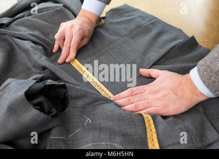 Vue en gros plan de mains sur mesure veste avec de la bande de mesure Banque D'Images