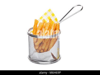 Panier de frites avec du papier jaune sur fond studio blanc Banque D'Images