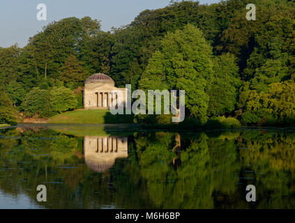 À la recherche de l'autre côté du lac, dans le soleil du matin au Panthéon à Stourhead Garden Banque D'Images