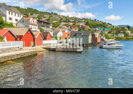 Village Panorama du Sogndalsfjøra, mer avec des bateaux et les hangars à bateaux colorés, de la Norvège, sur la le Sognefjorden en Sogn og Fjordane près de Kaupanger Banque D'Images