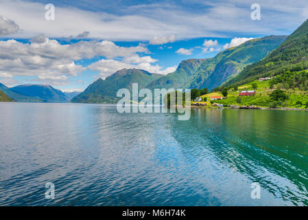 La mer et ferry stade de Ornes, Norvège, panorama de montagnes avec Lustrafjorden, à côté de l'Église Urnes Banque D'Images