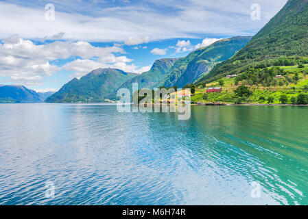La mer et ferry stade de Ornes, Norvège, panorama de montagnes avec Lustrafjorden, à côté de l'Église Urnes Banque D'Images
