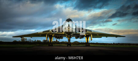 Avro Vulcan de la RAF Guerre Froide V-force de bombardiers nucléaires655 XM au crépuscule sur la tête avec une faible lumière golden hour Banque D'Images