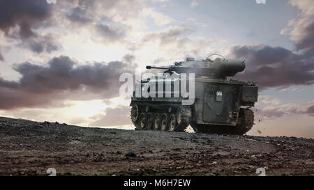 L'Armée britannique FV432 tracked armoured personnel carrier rubrique loin vers moody sky. Utilisé dans la guerre froide et communément connue sous le nom spécial de Berlin. Banque D'Images