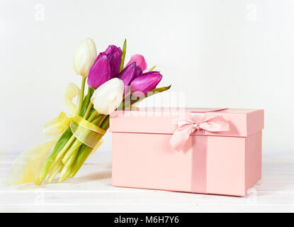 Boîte cadeau rose tulipes de pourpre sur fond blanc Banque D'Images