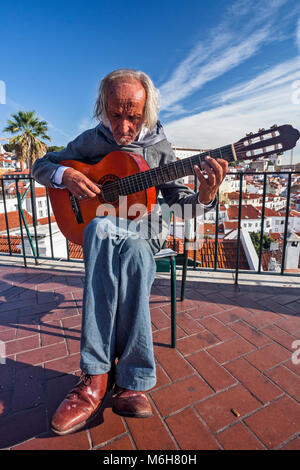 Ancien musicien de rue jouant sa musique pour les touristes à Lisbonne, Portugal Banque D'Images