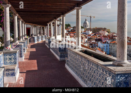 Galerie à Miradouro de Santa Luzia avec Alfama sur l'arrière-plan à Lisbonne, Portugal Banque D'Images