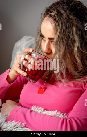 Jeune femme malade avec tasse de thé - triste et se sentir mal. Banque D'Images