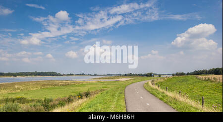 Panorama d'une piste cyclable le long de la rivière Waal près de Zaltbommel, Pays-Bas Banque D'Images