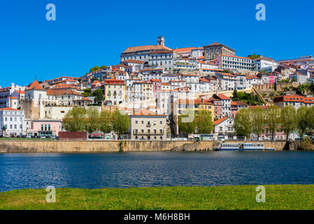 Coimbra Portugal vus de l'autre côté de la rivière Mondego Banque D'Images