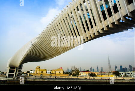 Canal de l'eau de Dubaï pont pied d'architecture moderne Banque D'Images