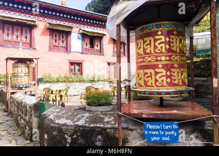 Un moulin à prières avec les mantras dans Chheplung sur le camp de base de l'Everest trek, au Népal Banque D'Images